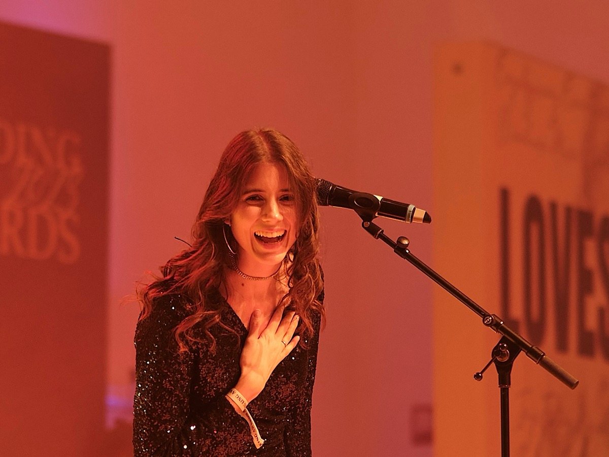 Mariel Kirschall, Hochzeitssängerin und Pianistin, bei einem Live-Auftritt